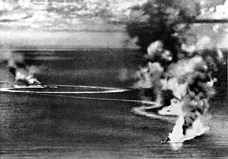 Křižníky HMS Dorsetshire a HMS Cornwall při náletu japonských palubních bombardérů