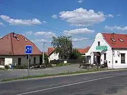Restaurace a domy na návsi