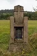 Pamětní kříž u vesnice