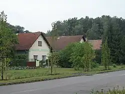 Domy u hlavní silnice