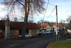 Pohled na náves se zvonicí