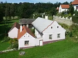 Typickou architekturou pro Doudlebsko je selské baroko (Doudleby č. p. 13)