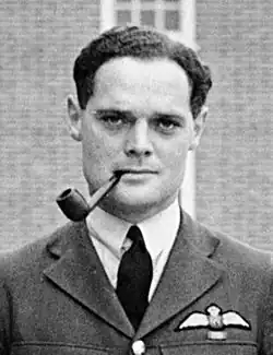 Douglas Bader jako Squadron Leader, okolo r. 1940