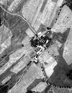 Letecký snímek vesnice z 50. let 20. století