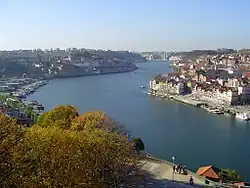 Tok Doura mezi městy Vila Nova de Gaia a Porto