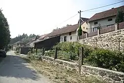 Dolní část obce s pohledem k obecnímu úřadu, vlevo řeka Balinka