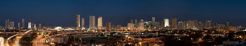 Panorama centra Miami v noci.