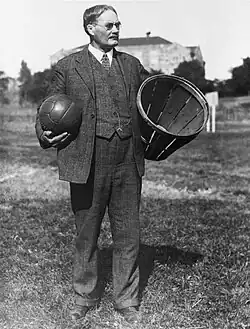 James Naismith s basketbalovým míčem a košem