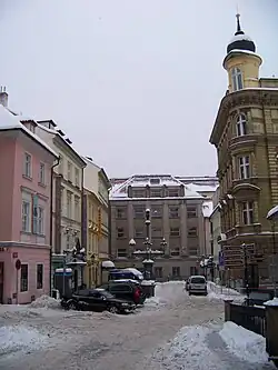 Existenci biskupského dvora připomíná náměstí pojmenované po biskupu Janu z Dražic