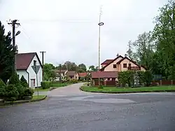 Drachkov, náves s pomníkem a májkou