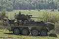 M1296 Dragoon, nejnovější varianta s 30mm automatickým kanónem Bushmaster II v dálkově ovládané věži