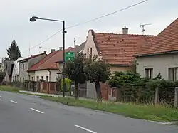 Domy podél hlavní silnice