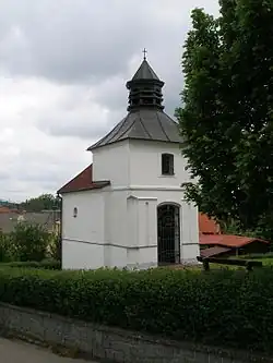 Kaple na návsi