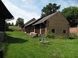 Drahoňův Újezd, dvůr statku.jpg