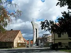 Vstup do areálu kláštera, vpravo zámek