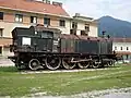 Lokomotiva JŽ 18-005 na pomníku u nádraží Dravograd v roce 2010