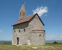 Kostel svatého Michala Archanděla nad obcí Dražovce