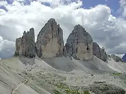 Tre Cime ze severu: zleva Cima Piccola, Cima Grande a Cima Ovest