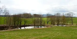 Barevná fotografie s pohledem na chovné rybníky na horním toku potoka Dreibörnerbach