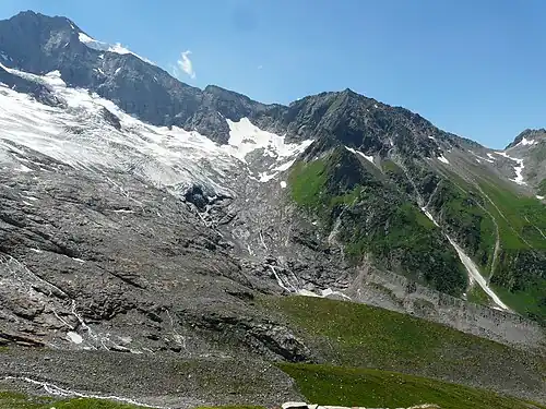 Pohled od Warnsdorfer Hütte na ledovec Krimmler Kees a Dreiherrnspitze (vlevo) a Birnlücke (vpravo)