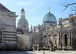 Barevná fotografie s pohledem na kupole kostela Frauenkirche a Vysoké školy výtvarných umění