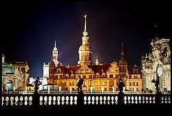 Barevná fotografie s pohledem ze Zwingeru na rezidenční zámek v nočním osvětlení