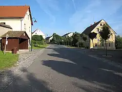 Autobusová zastávka na hlavní silnici