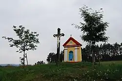 Kaple svatého Prokopa a kříž při staré cestě na Mlaka