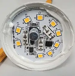 Útroby rozebrané LED žárovky