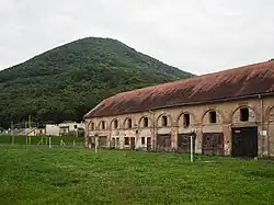 Vrch Drieňovec, v popředí je areál bývalých železáren v Drnavě