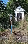 Kaple s pumpou před čp. 15
