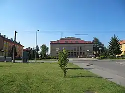 náměstí 15. dubna s kulturním domem a městským úřadem