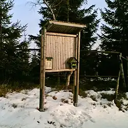 Vrchol Dubu se schránkou německého projektu Krušnohorské tisícovky