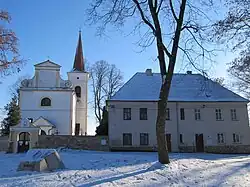 Filiální kostel a bývala fara v Dubu.