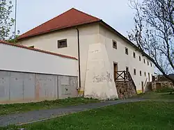 Dubeč, sýpka, od tvrze.jpg