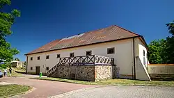 Tvrziště od východu a budova barokního špýcharu