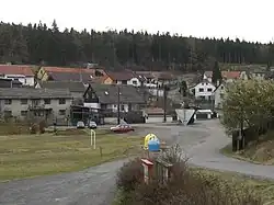 Pohled na obci z hlavní silnice procházející obcí