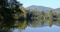 Rybník v Dubici, v pozadí vrch Kozel