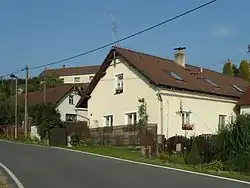 Domy u hlavní silnice