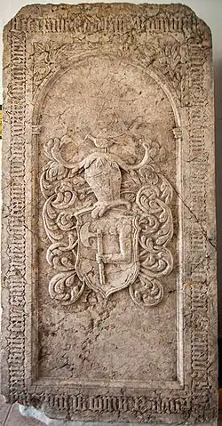 erb Strnadů z Tryskovic na náhrobníku v Duchcově