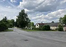 Dudínská náves se zvoničkou a pomníkem padlým (2024)