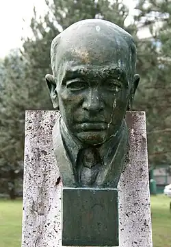 Ota Hynie, místní busta českého profesora hydrogeologie