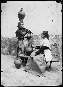 Dues dones amb càntirs