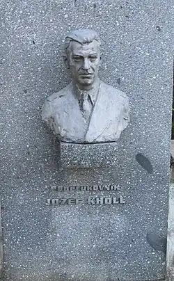 Busta J. Kholla v tzv. aleji Hrdinů Dukly v areálu památníku Dukelské bojiště a památníky Karpatsko-dukelské operace