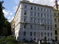 Sídlo Masarykovy ligy proti tuberkulóze (Náměstí Kinských 602/2, 150 00 Praha 5). Zde manželé Včelákovi za protektorátu bydleli