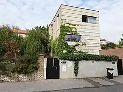 V pozadí rodinný dům staršího data výstavby