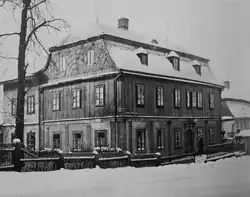 Pohled na východní štítovou stěnu domu se zdobným pobitím podkroví (rok 1934)