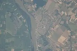 Ostrov (na leteckém snímku na levé straně od řeky Dunaje) a město Vukovar