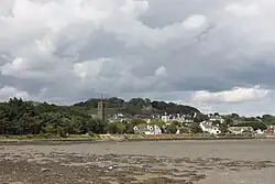 Pohled na vesnici na břehu Dundrumské zátoky se zříceninou hradu Dundrum