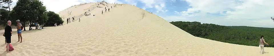 Panorama duny se 170 schody, v roce 2020 upravenými jen ve směru nahoru pro regulaci návštěvnosti[10]